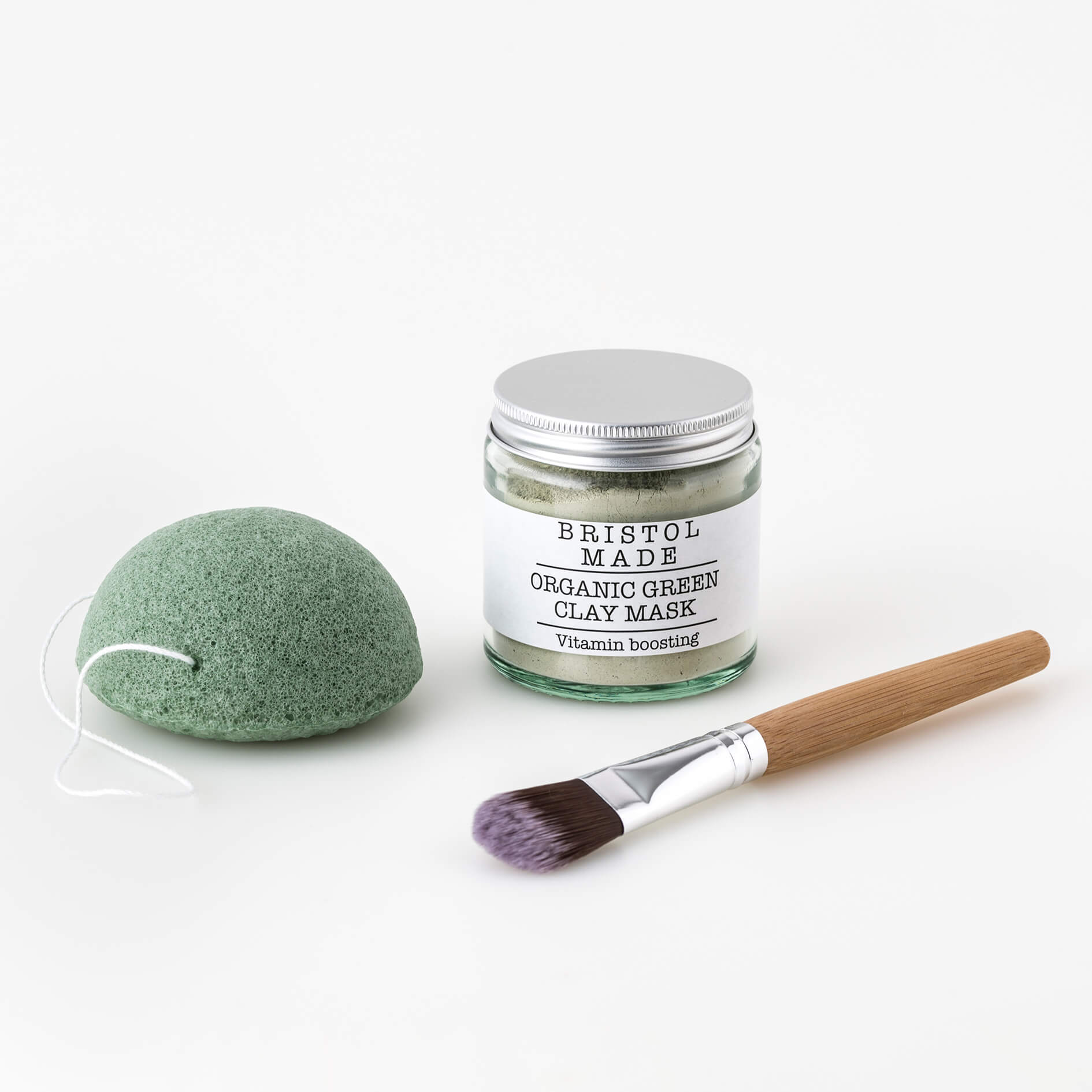 Bristolmade Clay Mask Kit, contains a pot of clay mask, a brush to easily appy the mask and a konjac sponge to gently remove and exfoliate the skin. 