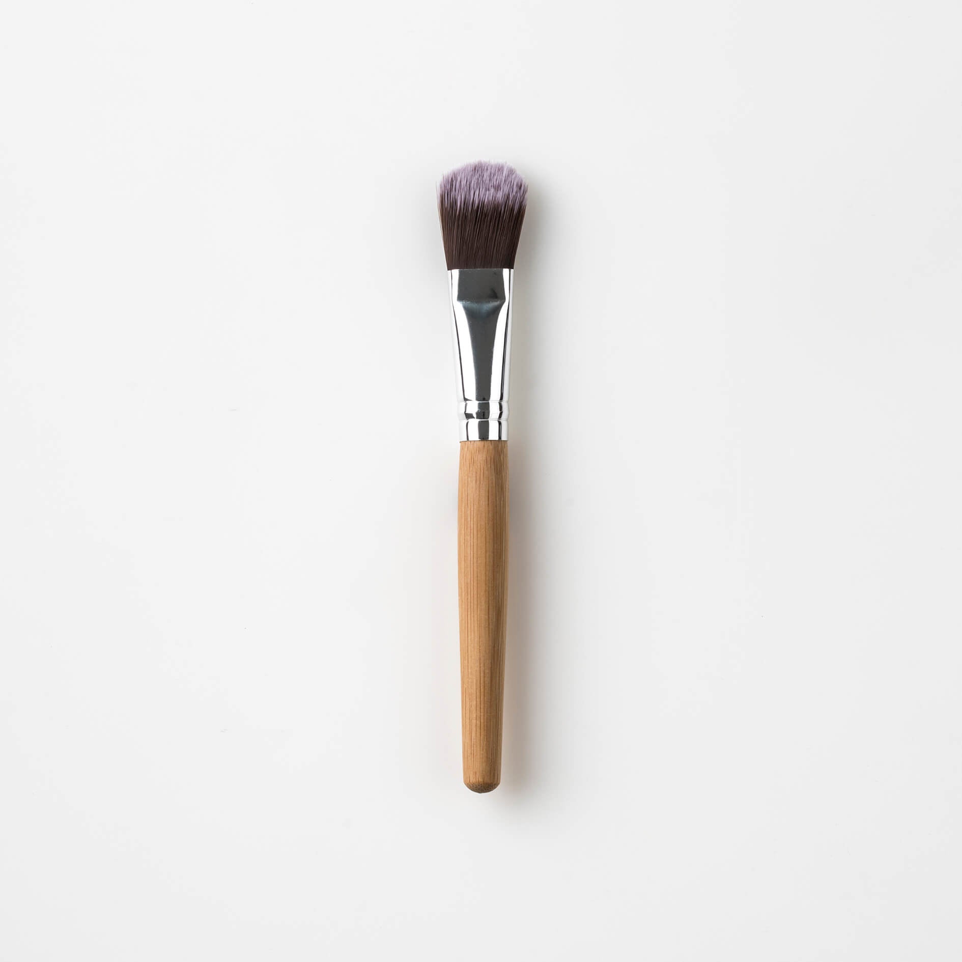 Bristolmade bamboo brush, to easily apply the green clay mask. 